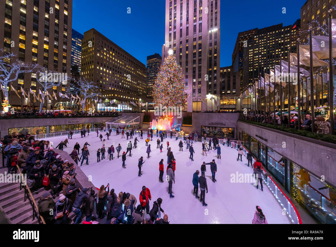 Patineurs sur une patinoire à l'arbre de Noël du Rockefeller Center. Banque D'Images