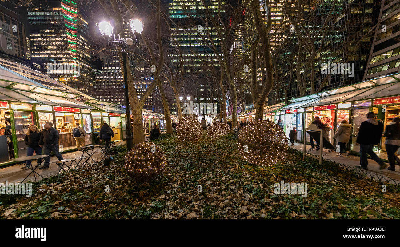 Consommateurs et aux touristes au Bryant Park Maison de marché dans Bryant Park, New York City. Banque D'Images