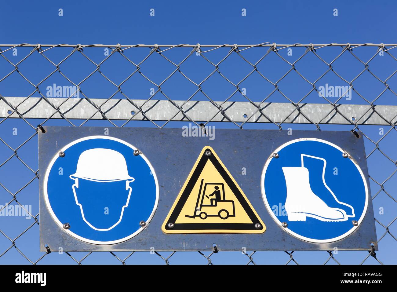 Les panneaux de sécurité sur un site industriel Banque D'Images