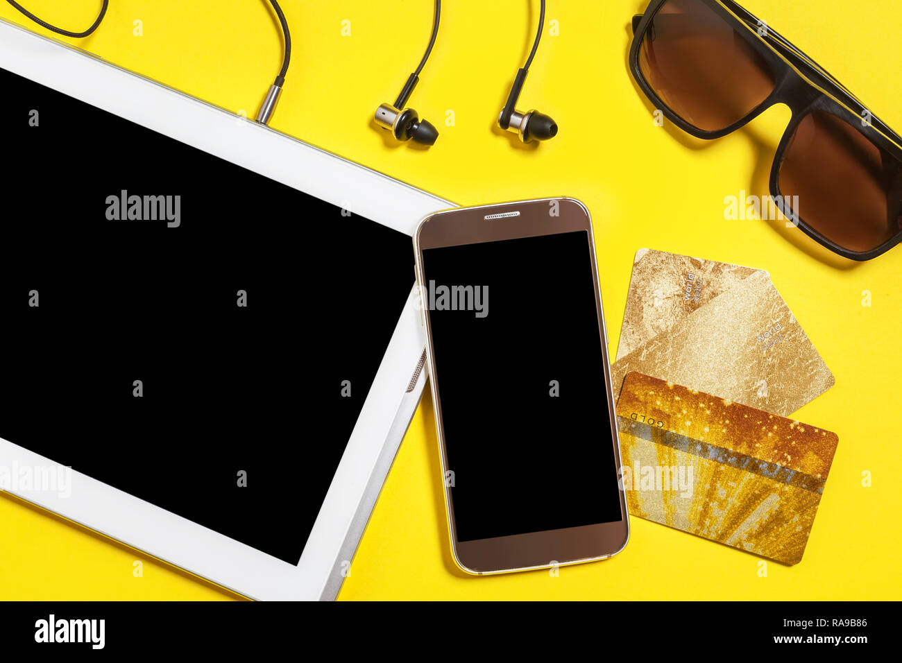 Collection d'appareils modernes sur fond jaune Banque D'Images
