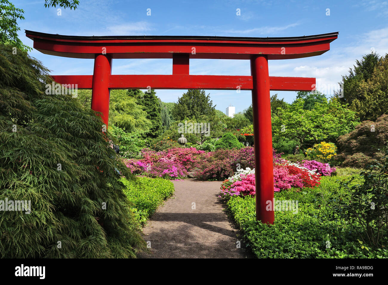 Porte rouge du jardin japonais du zoo Stadtgarten de Karlsruhe, Allemagne Banque D'Images