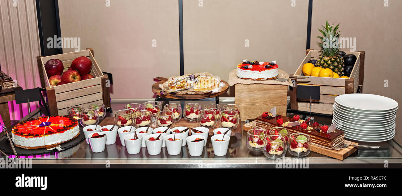 Variété de délicieux dessert parti organisé un buffet de gâteaux - alimentation Banque D'Images