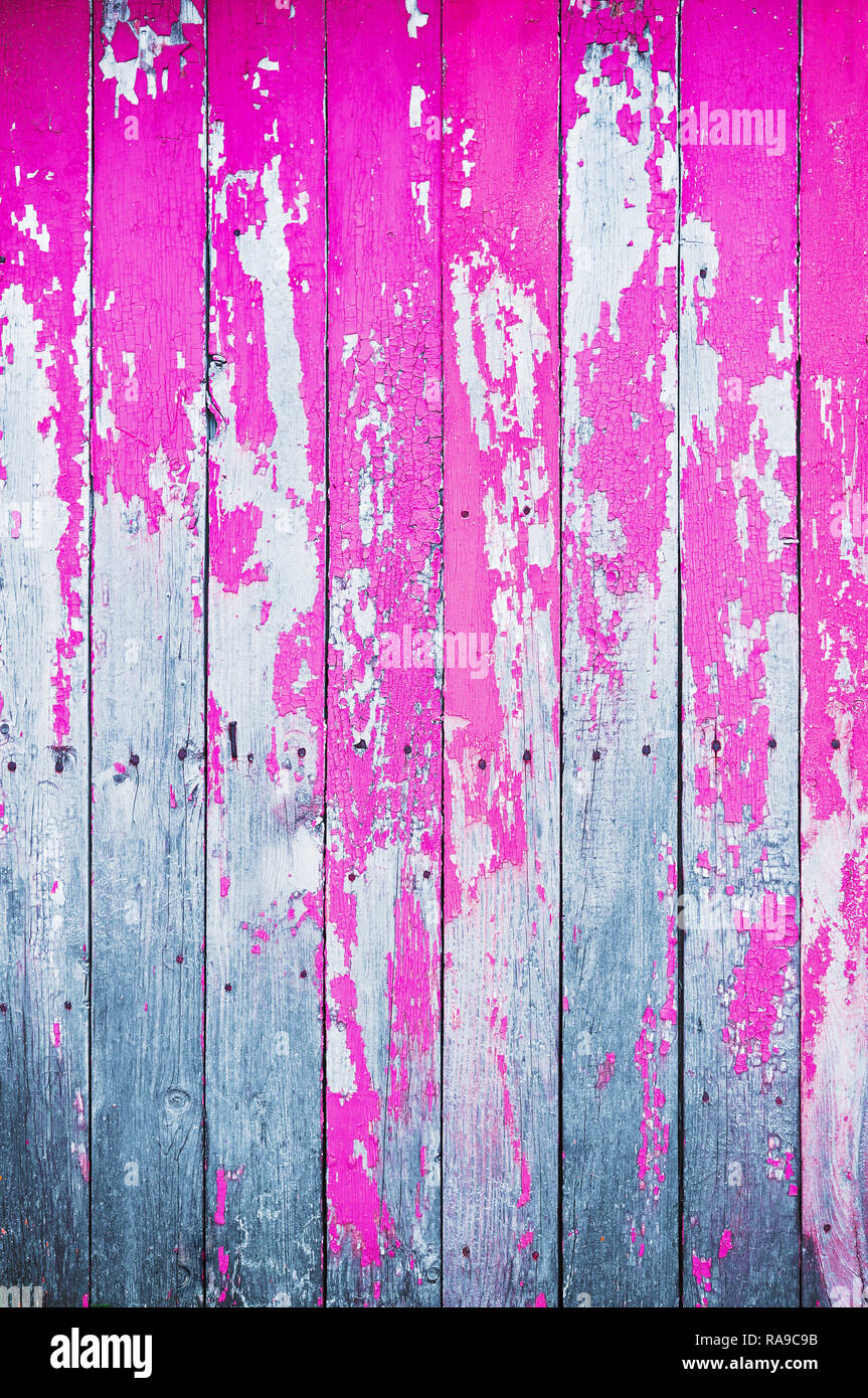 Vieille planche en bois fissuré peint avec peinture rose. Résumé fond. Banque D'Images