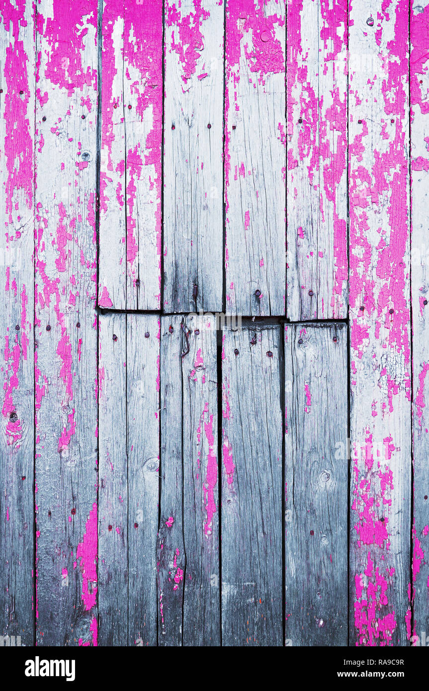 Vieille planche en bois fissuré peint avec peinture rose. Résumé fond. Banque D'Images