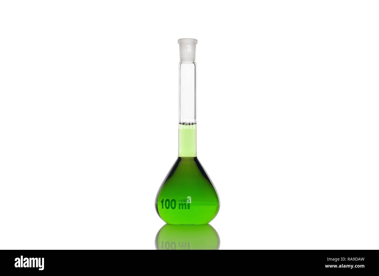 Fiole jaugée avec un liquide vert sur fond blanc Banque D'Images