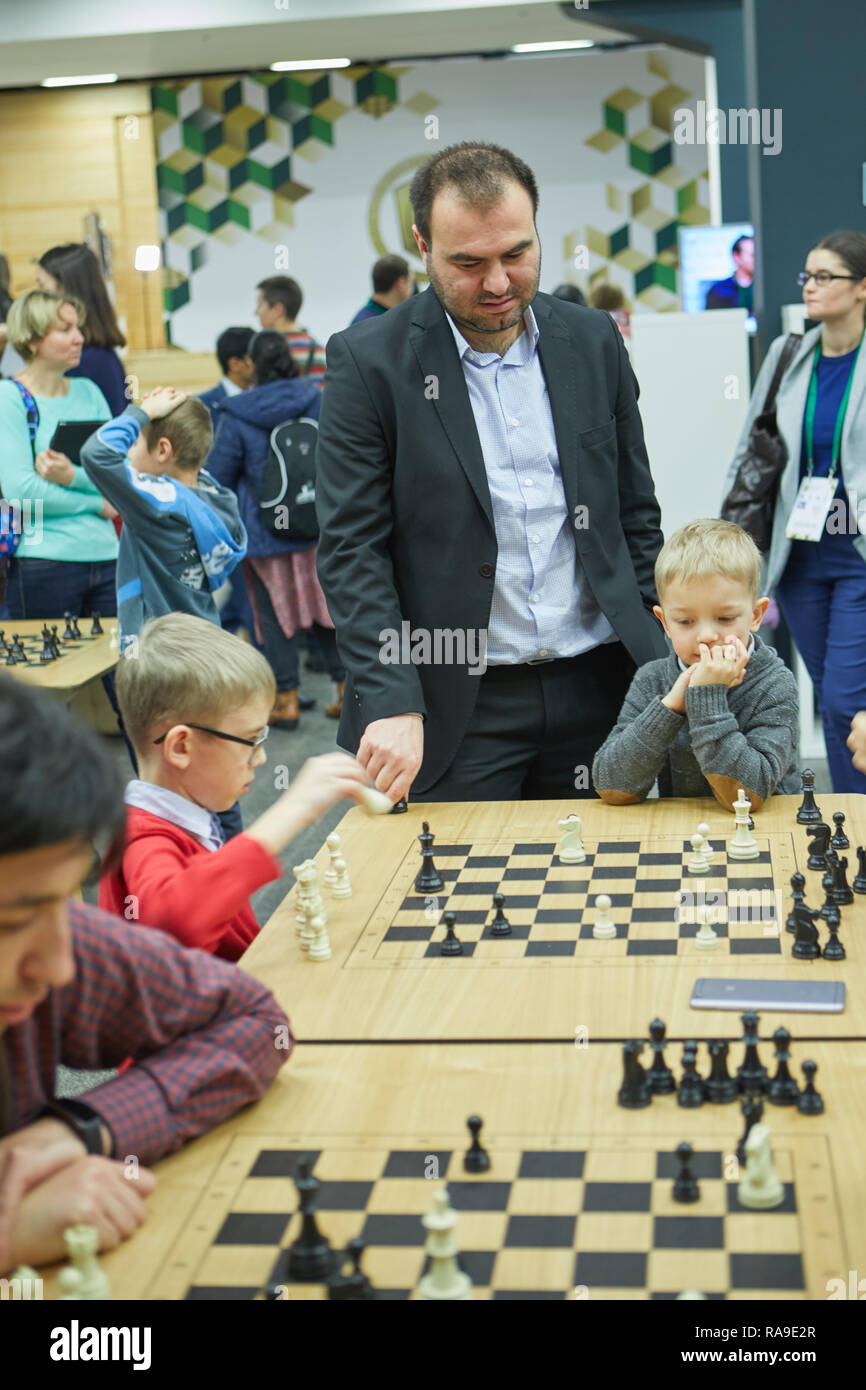 Saint-pétersbourg, Russie - 29 décembre 2018 : Le Grand Maître Shakhriyar Mamedyarov, Azerbaïdjan watch enfants jouant aux échecs pendant des Blitz Champi Banque D'Images