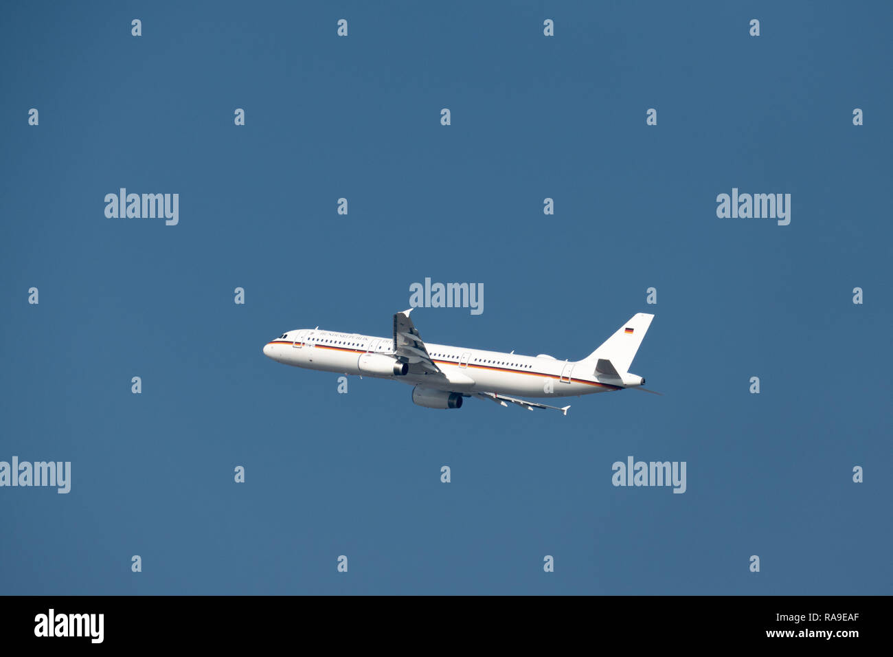 LEIPZIG, ALLEMAGNE - 17 octobre 2018 : Airbus A321-231 airforce allemand 98 +10 décoller à l'aéroport de Leipzig-Halle contre le ciel bleu Banque D'Images