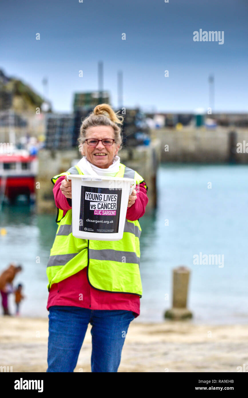 Une femme à la collecte de dons pour le CLIC Sargent charité soutenant les jeunes atteints du cancer. Banque D'Images