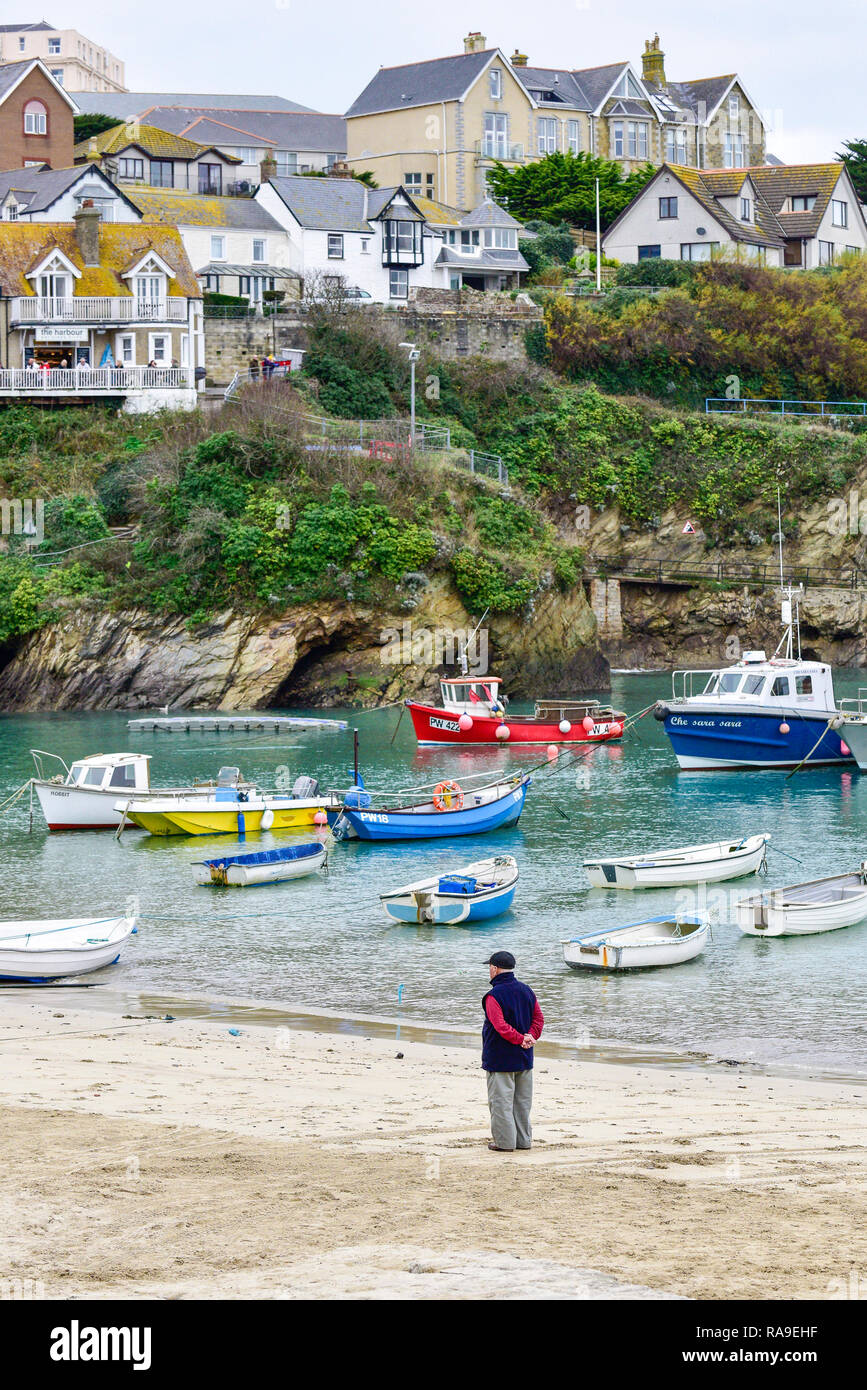 Un homme debout sur la rive à Newquay Harbour Harbour à Newquay en Cornouailles. Banque D'Images
