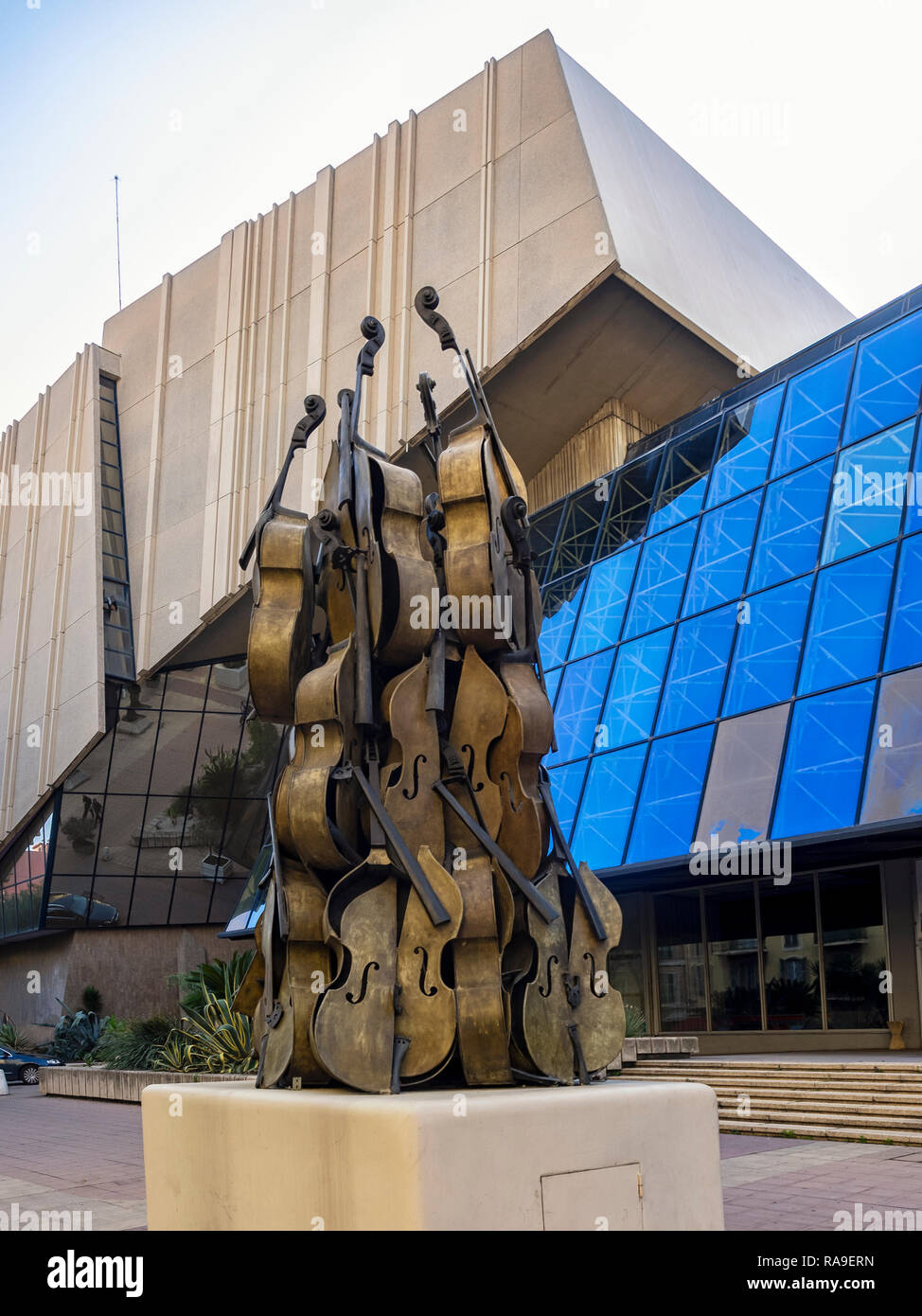 NICE, FRANCE - 25 MAI 2018 : statue d'instrument de musique à l'extérieur du Palais des Congrès Acropolis Banque D'Images