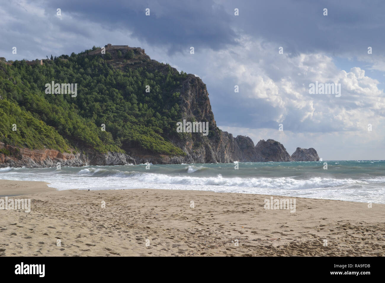 Magnifique baie de plage de Cléopâtre à Alanya Turquie , jour de vent, de grosses vagues sur la mer Banque D'Images