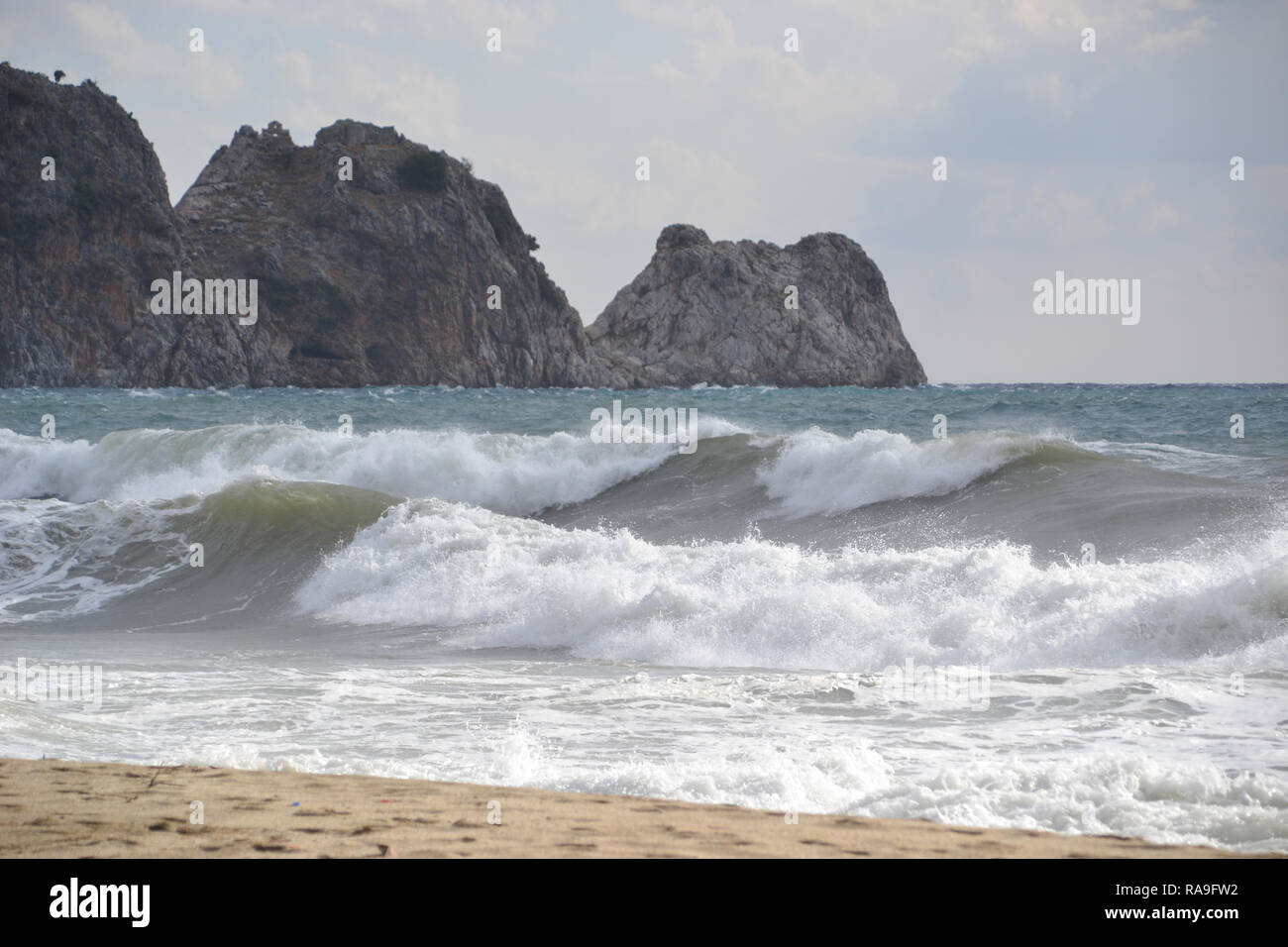 Magnifique baie de plage de Cléopâtre à Alanya Turquie , jour de vent, de grosses vagues sur la mer Banque D'Images