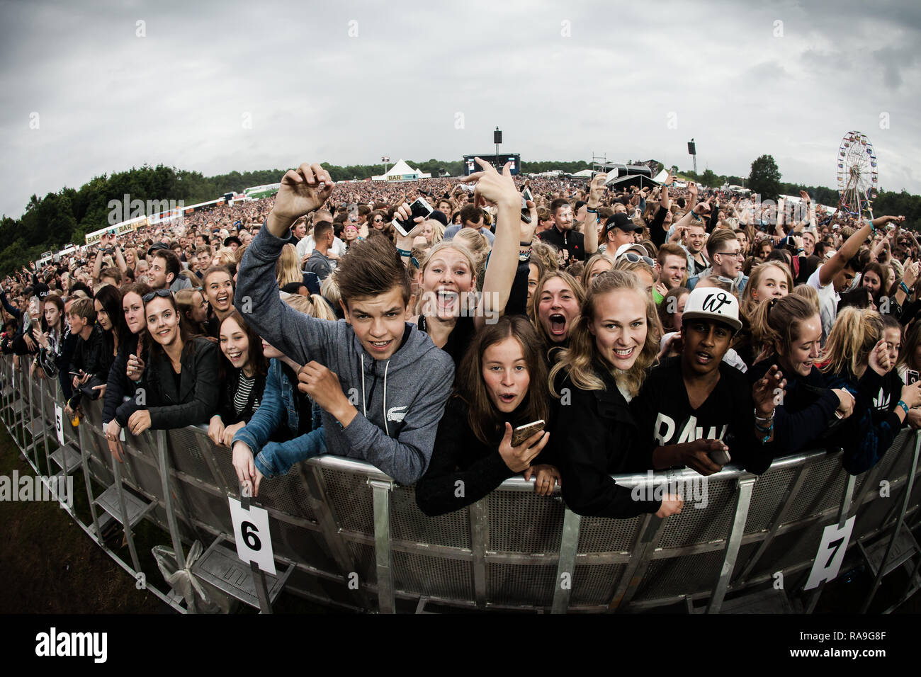 Les festivaliers et les amateurs de musique assister à un des nombreux concerts au festival de musique danois poudrière 2016 à Odense. Le Danemark, 25/06 2016. À l'exception du Danemark Banque D'Images