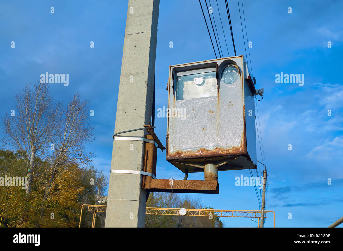 La rouille de l'ancienne route de caméra de surveillance pour les voitures fixé sur un pilier en béton. Banque D'Images