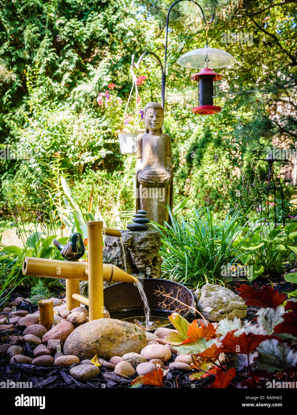 Beau jardin d'ornement oriental avec statue de Bouddha et une fontaine Banque D'Images
