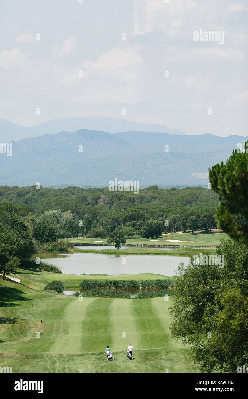 Les golfeurs jouant sur un vert de golf dans l'hôtel Camiral, Gérone, Catalogne. Espagne Banque D'Images