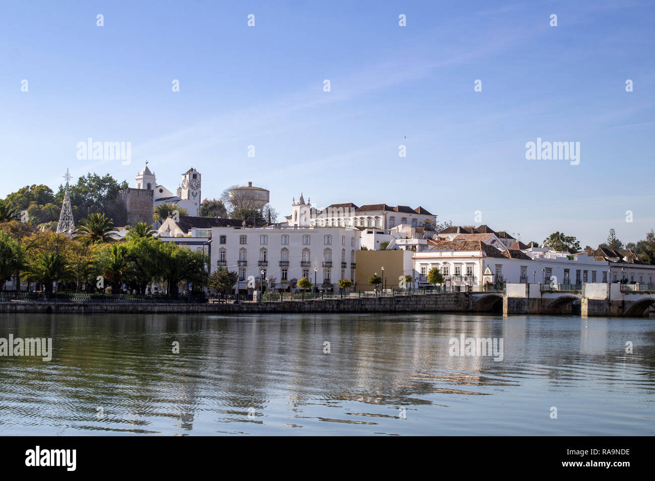 Tavira,Portugal,UNE vue sur le quai le long de la rivière Giláo à Tavira. Banque D'Images