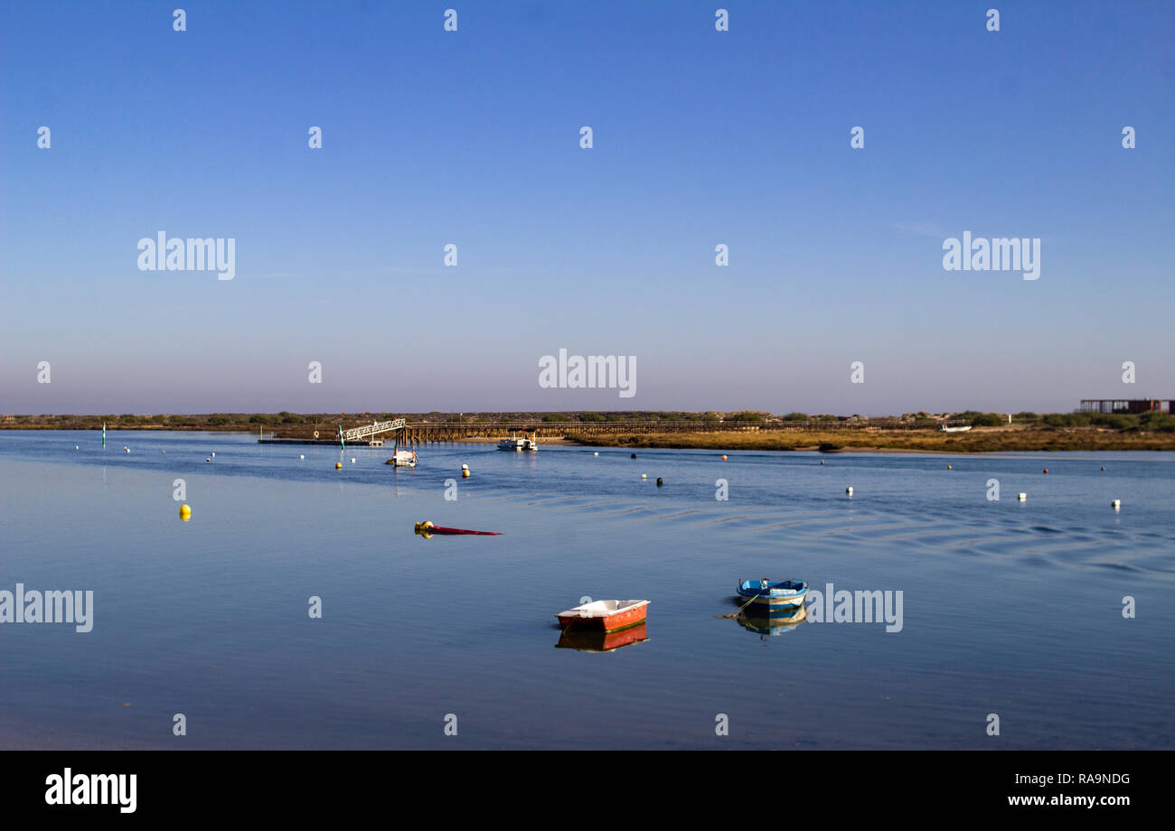 Faro, Portugal. Vue sur les lagunes de la réserve naturelle de Ria Formosa, en face du village de Cabanas, Portugal. Banque D'Images