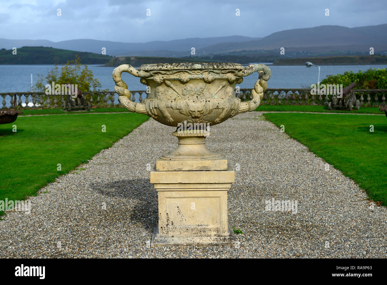 Urne urne classique néoclassique,urnes,semoir semoirs,,,container,jardin,fonction,romain,lions head Bantry House and Gardens, West Cork garden trail,RM Flor Banque D'Images