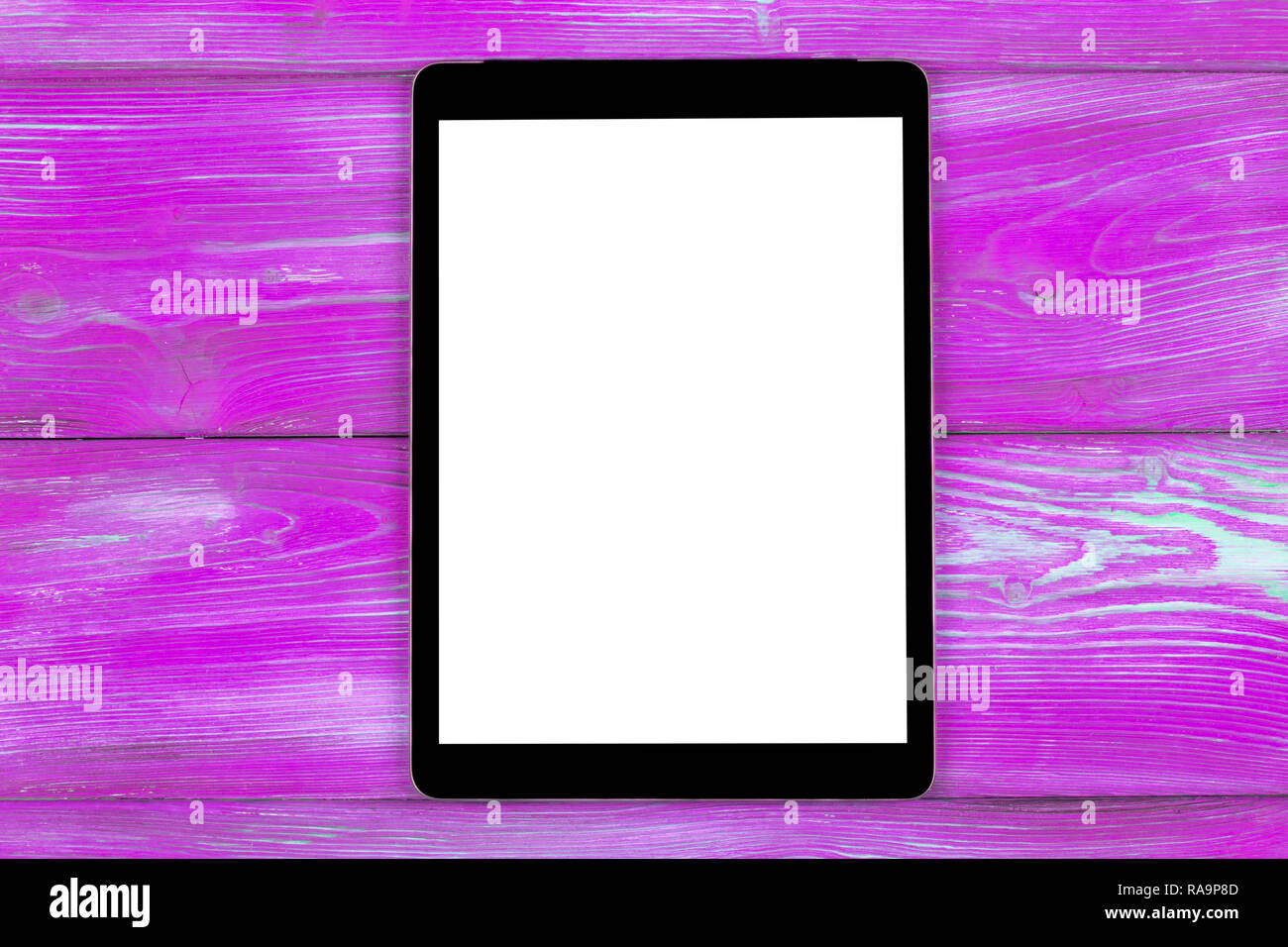 Ordinateur tablette PC avec écran vide maquette isolé sur fond de table en bois de rose. Bois sur tablette tablette écran blanc table. Banque D'Images