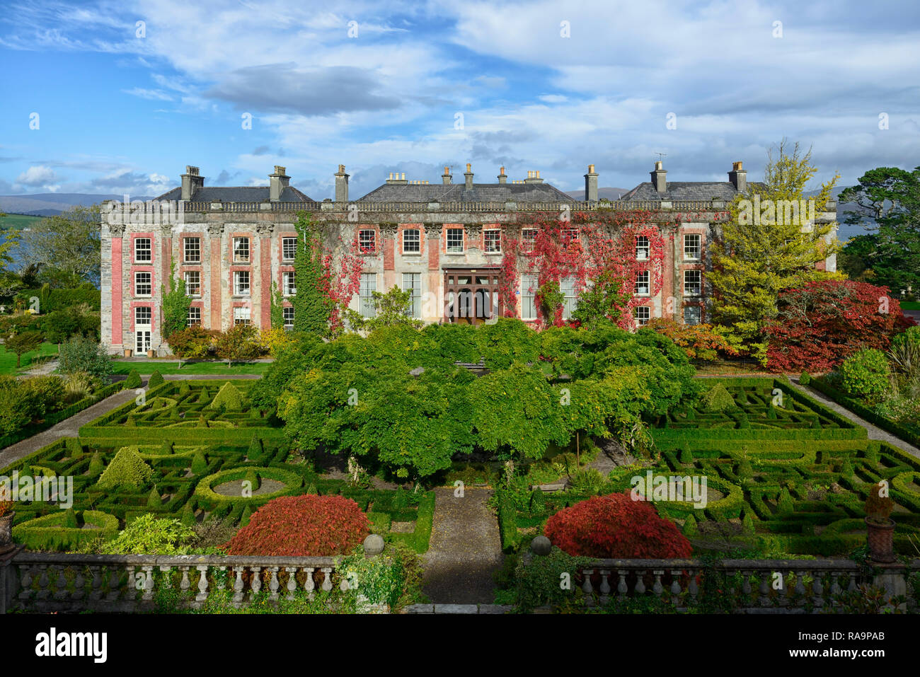 Fort parterre de couverture,cercle de glycines,Acer palmatum,terrasse,jardin,Bantry House and Gardens, West Cork Garden Trail Floral,RM Banque D'Images