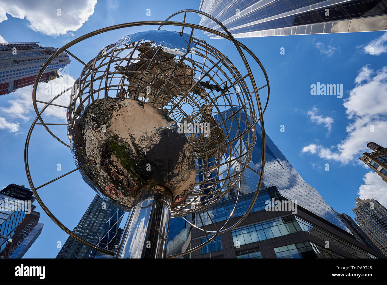 Globe d'acier entre les gratte-ciel monument à New York Banque D'Images