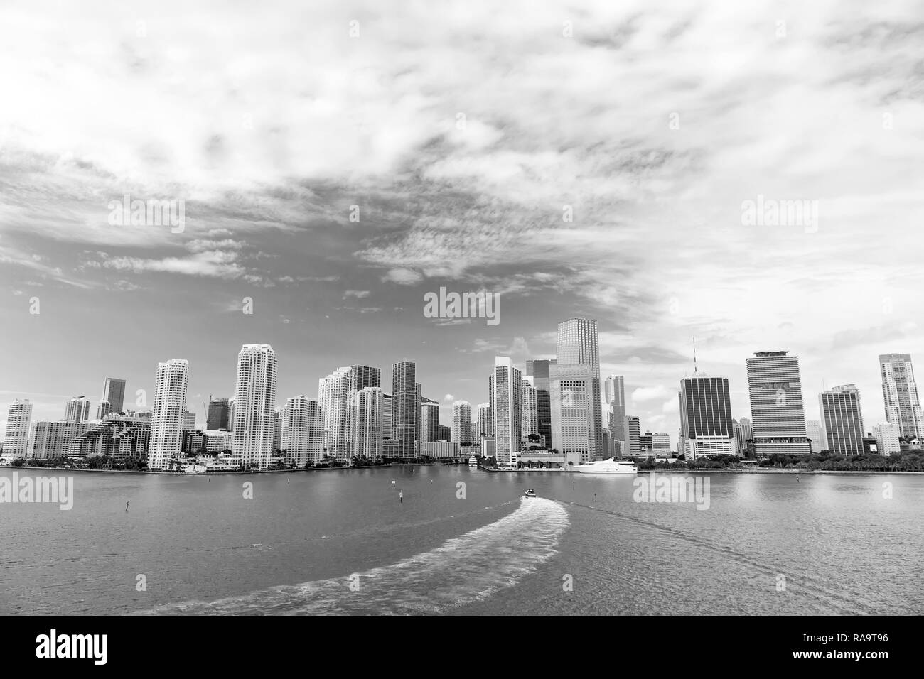 Vue aérienne de gratte-ciel de Miami avec bleu ciel nuageux,voile blanc à côté de Miami Downtown Banque D'Images