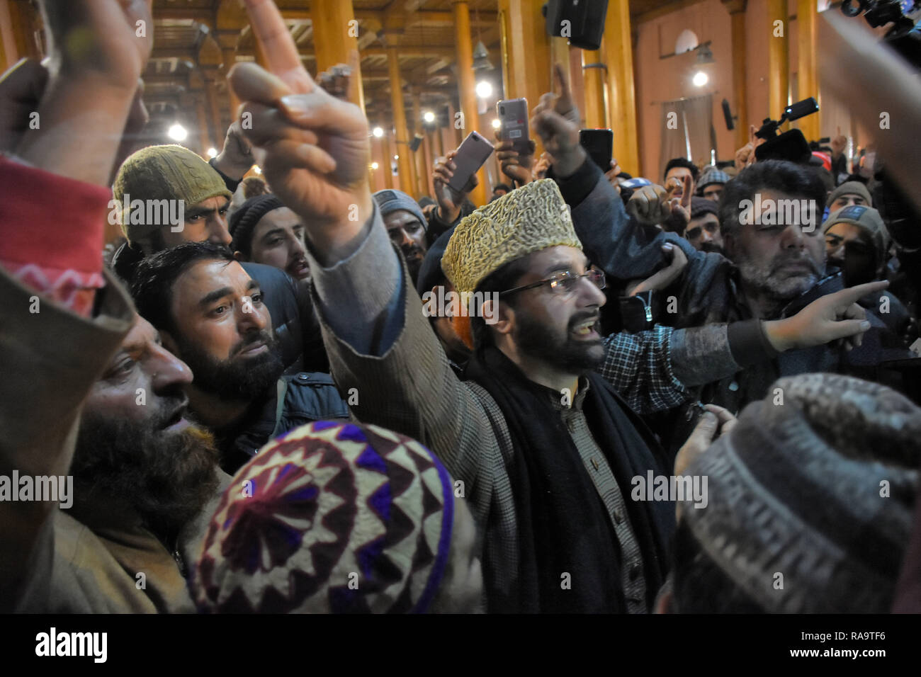 Srinagar, au Cachemire. 09Th Jan, 2019. Cachemiris, favorable à la liberté chef Mirwaiz Umar Farooq criant des slogans pro-liberté au cours de protestation à Srinagar, Cachemire indien 2 janvier 2019. Pro-Freedom leaders disent un groupe de jeunes hommes vendredi dernier déployé le drapeau du groupe État Islamique et profané la chaire de la Grande Mosquée Jamia Masjid, dans la ville principale, tout en accusant les hommes de jouer dans les mains du gouvernement indien pour saper la lutte pour le droit à l'autodétermination. Credit : Muzamil Mattoo/Pacific Press/Alamy Live News Banque D'Images