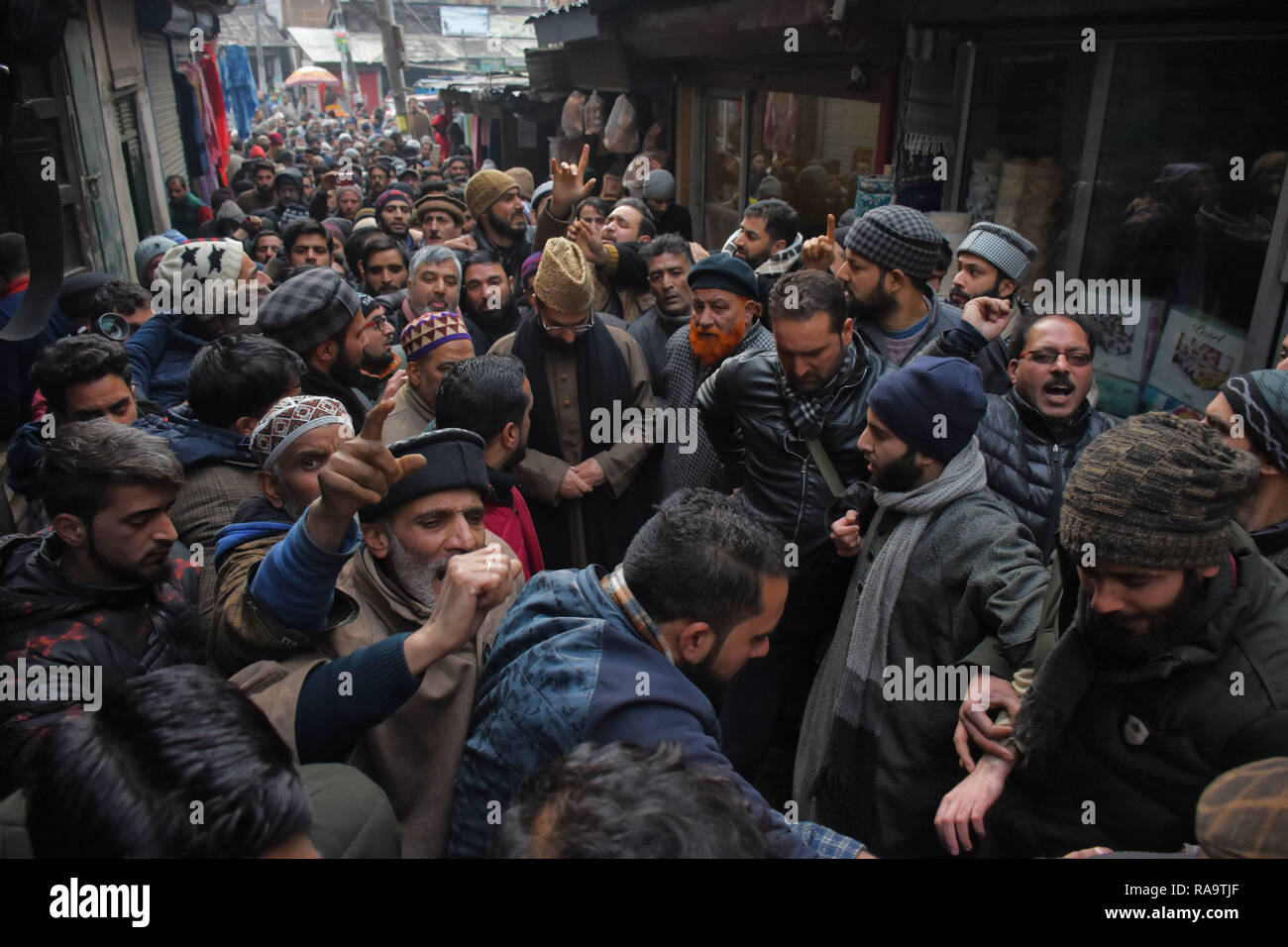 Srinagar, au Cachemire. 09Th Jan, 2019. Cachemiris, favorable à la liberté chef Mirwaiz Umar Farooq dirige le meeting de protestation à Srinagar, Cachemire indien 2 janvier 2019. Pro-Freedom leaders disent un groupe de jeunes hommes vendredi dernier déployé le drapeau du groupe État Islamique et profané la chaire de la Grande Mosquée Jamia Masjid, dans la ville principale, tout en accusant les hommes de jouer dans les mains du gouvernement indien pour saper la lutte pour le droit à l'autodétermination. Credit : Muzamil Mattoo/Pacific Press/Alamy Live News Banque D'Images