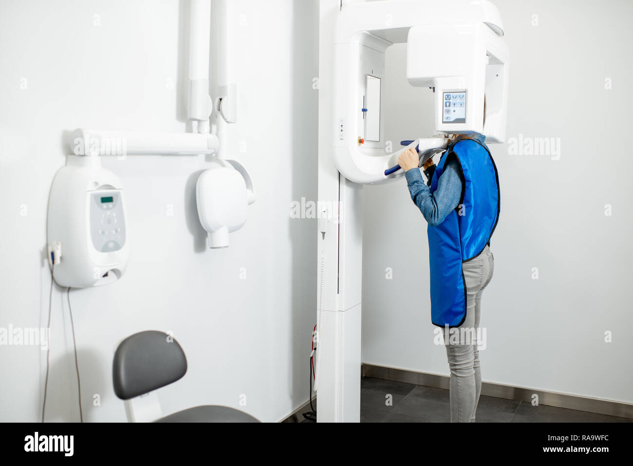 Cental moderne x-ray ROM avec femme faisant tourné panoramique de la mâchoire Banque D'Images