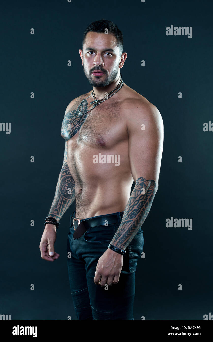 Tatouage Sur Le Torse Photos Tatouage Sur Le Torse Images