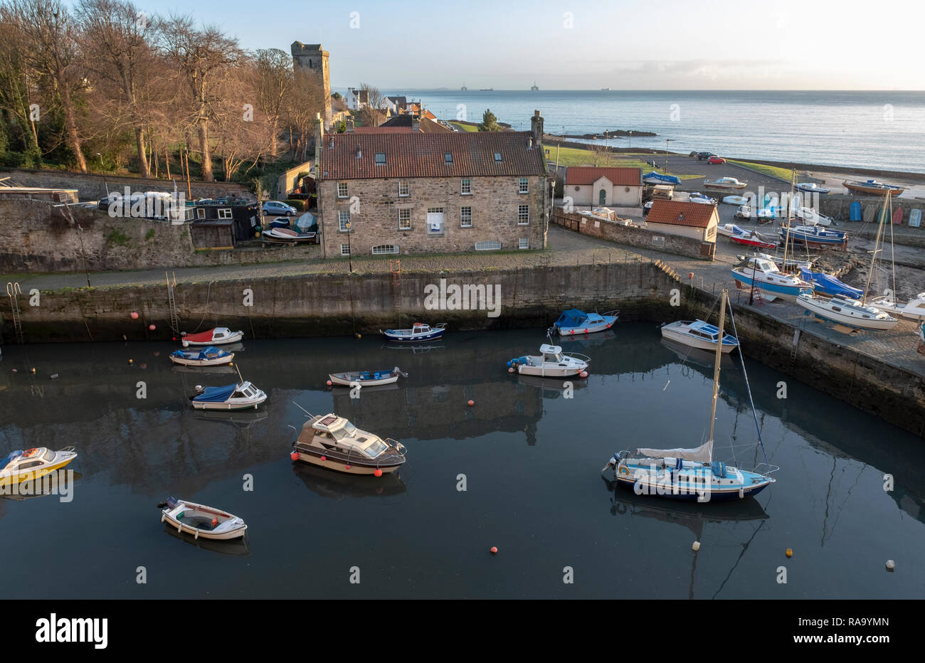 Vue de Dysart de capitainerie du port avec chambre et le reste de l'église St Serf étant visibles au nord-est Banque D'Images