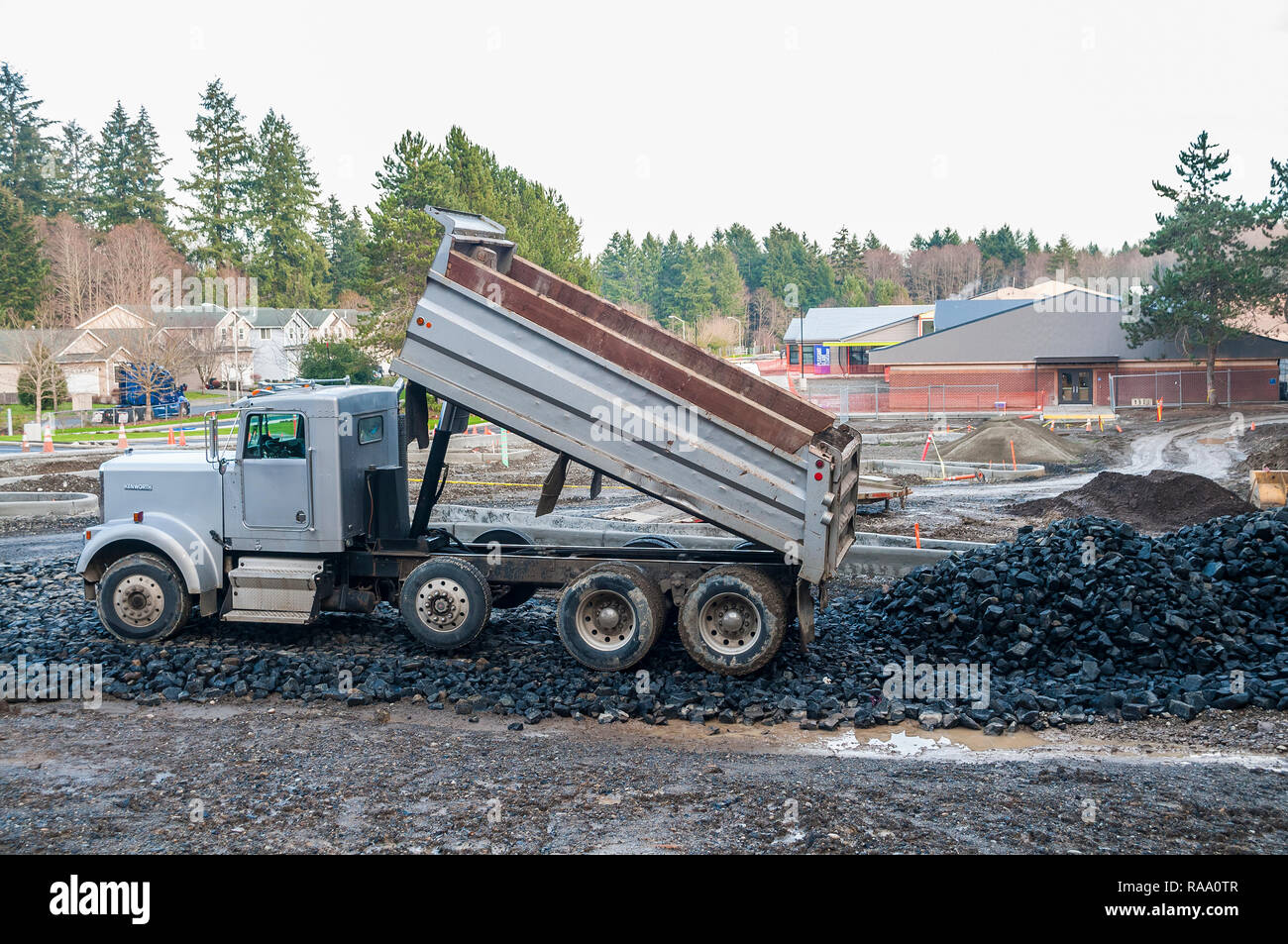 Vue latérale d'un camion-benne sur un site de construction Banque D'Images