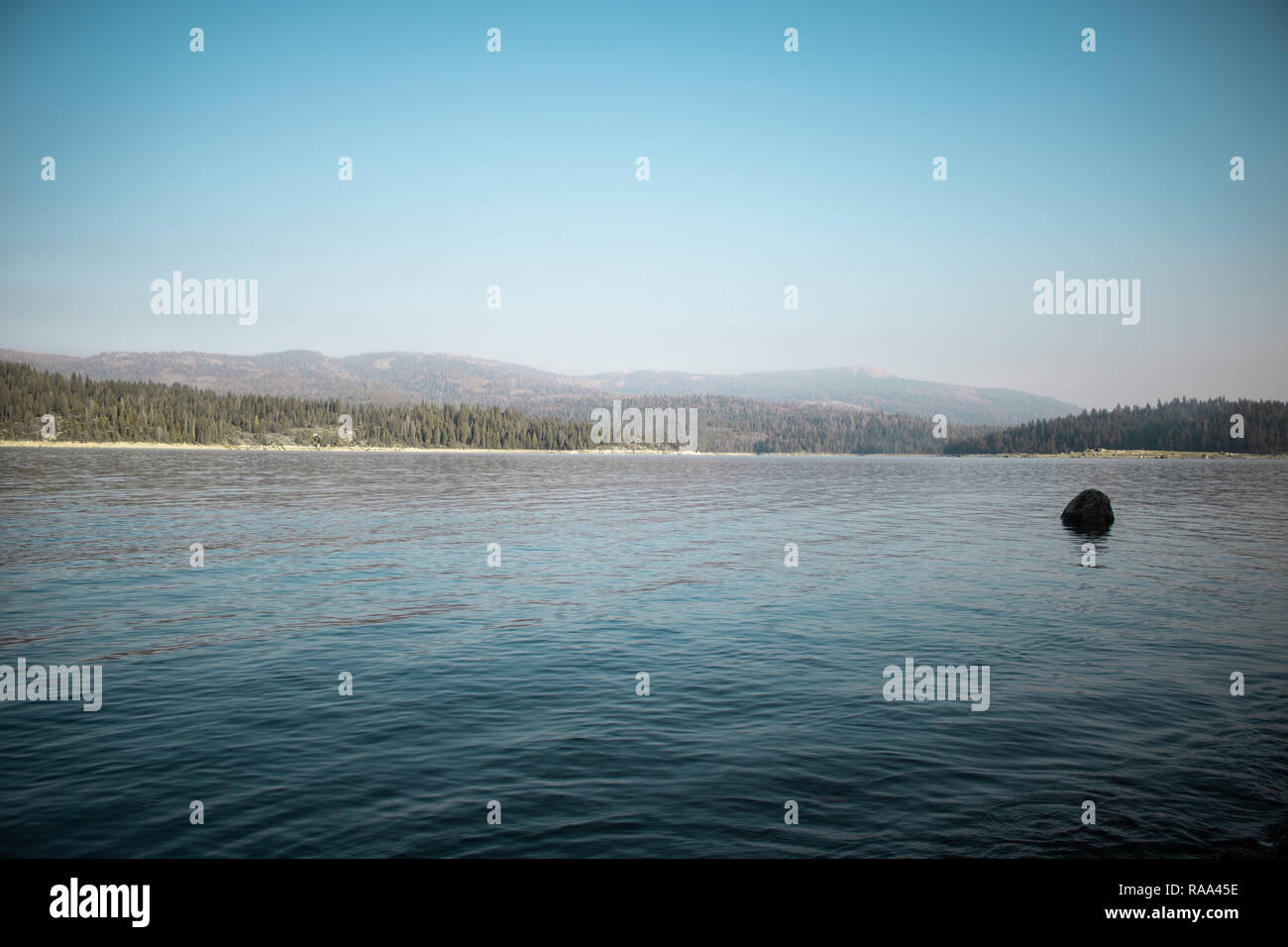 Une autre belle photo de Shaver Lake. Des gens rire, pêche, et parler du lac et la faune autour. ainsi que les montagnes.Calme détente. Banque D'Images