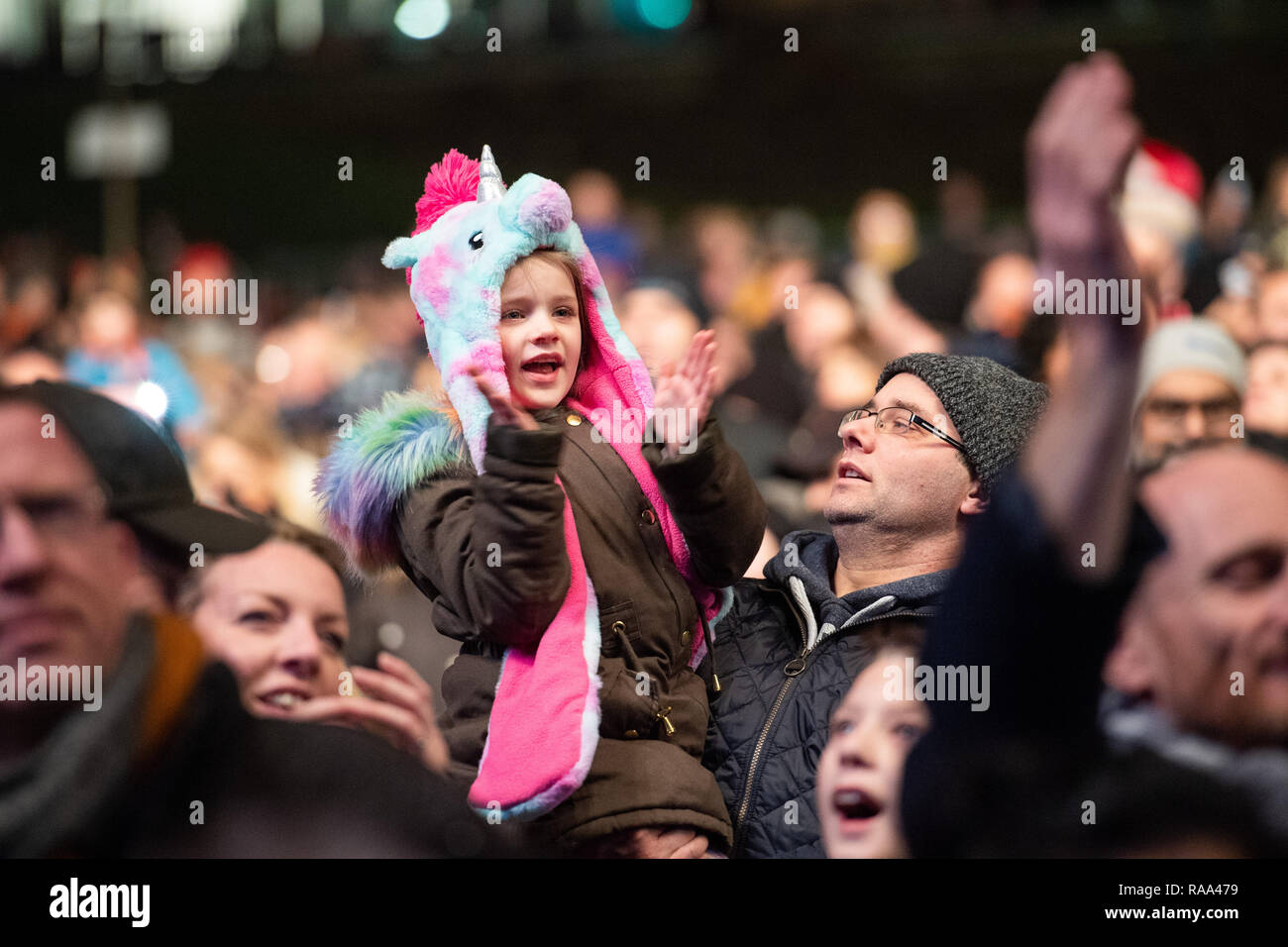 Afore Bairns Familles et jeunes célèbre Hogmanay tôt dans les jardins de Princes Street à Edimbourg Hogmanay's Bairns Afore. Massaoke, le live Banque D'Images
