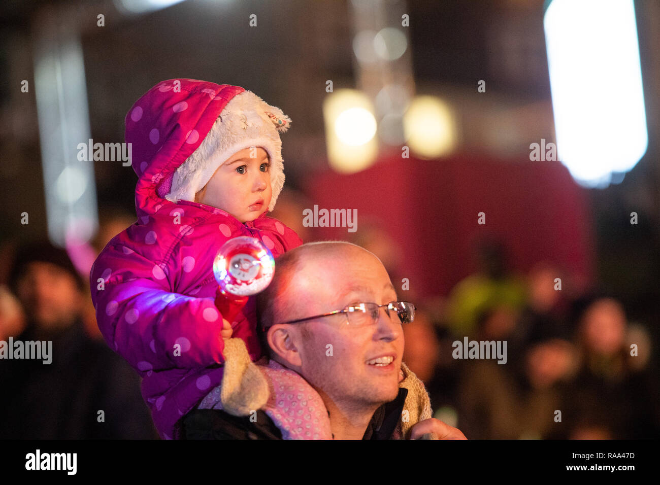 Afore Bairns Familles et jeunes célèbre Hogmanay tôt dans les jardins de Princes Street à Edimbourg Hogmanay's Bairns Afore. Massaoke, le live Banque D'Images