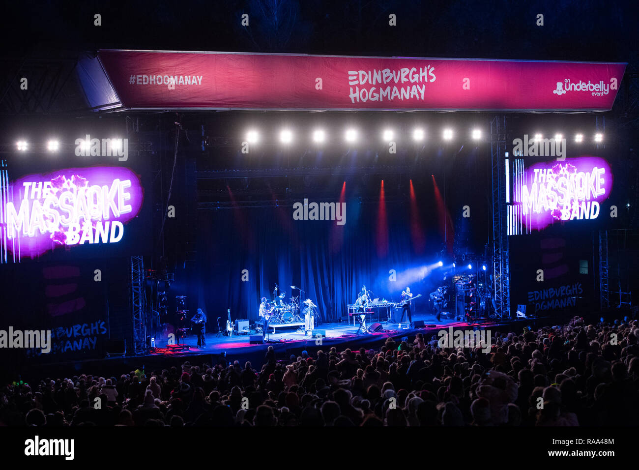 Afore Bairns Familles et jeunes célèbre Hogmanay tôt dans les jardins de Princes Street à Edimbourg Hogmanay's Bairns Afore. Massaoke, le live Banque D'Images