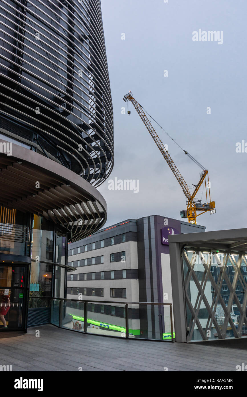 Résumé Vue d'une grue de construction vu de WestQuay shopping centre 2018, Southampton, England, UK Banque D'Images