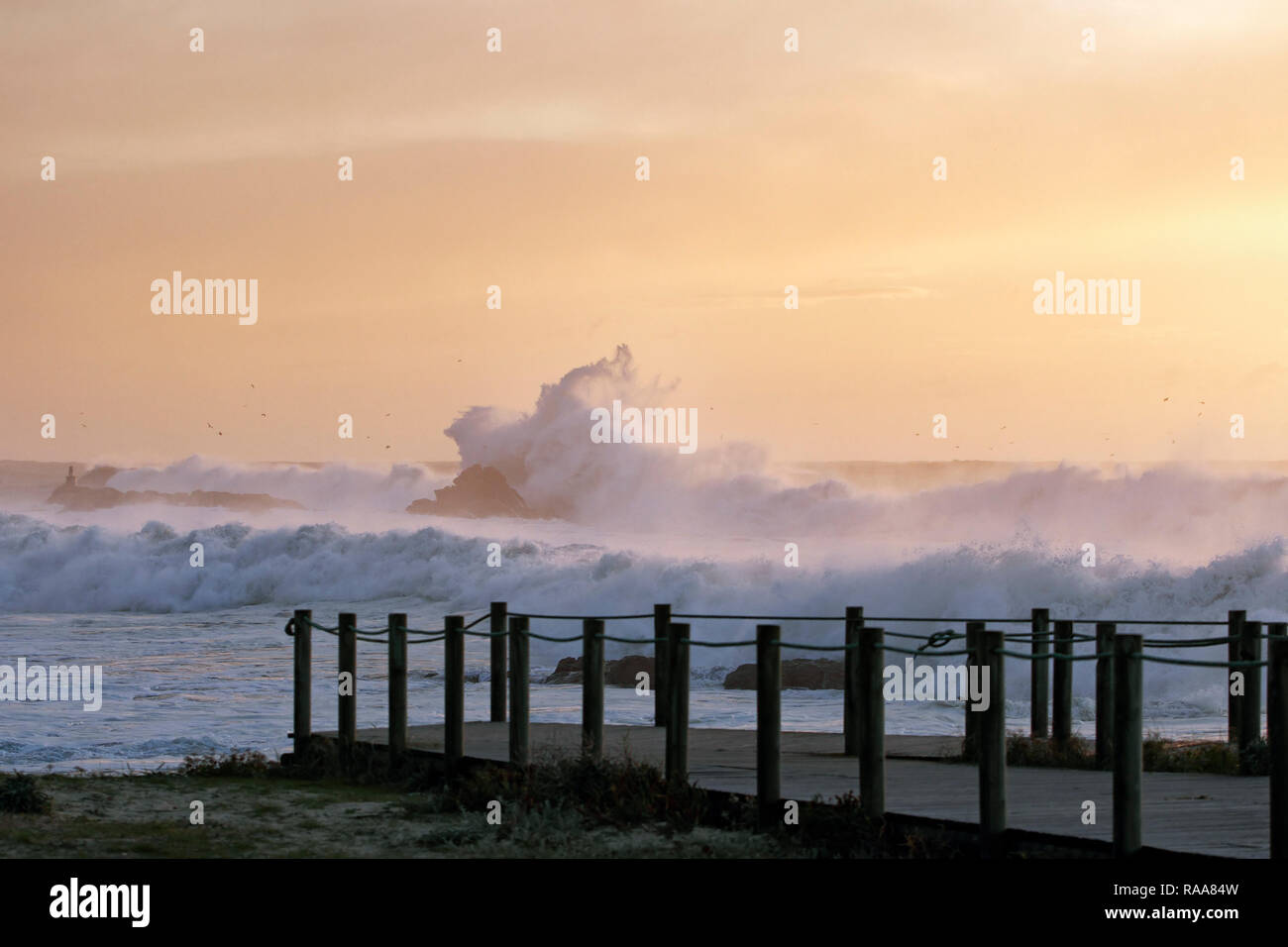 Tempête en mer au coucher du soleil orange Banque D'Images