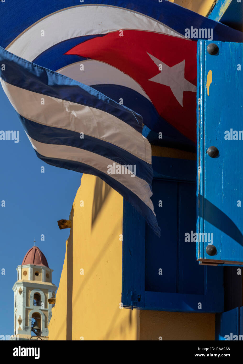 Drapeau cubain palpitations dans la fenêtre à volets, Calle Boca, Trinidad, Cuba Banque D'Images