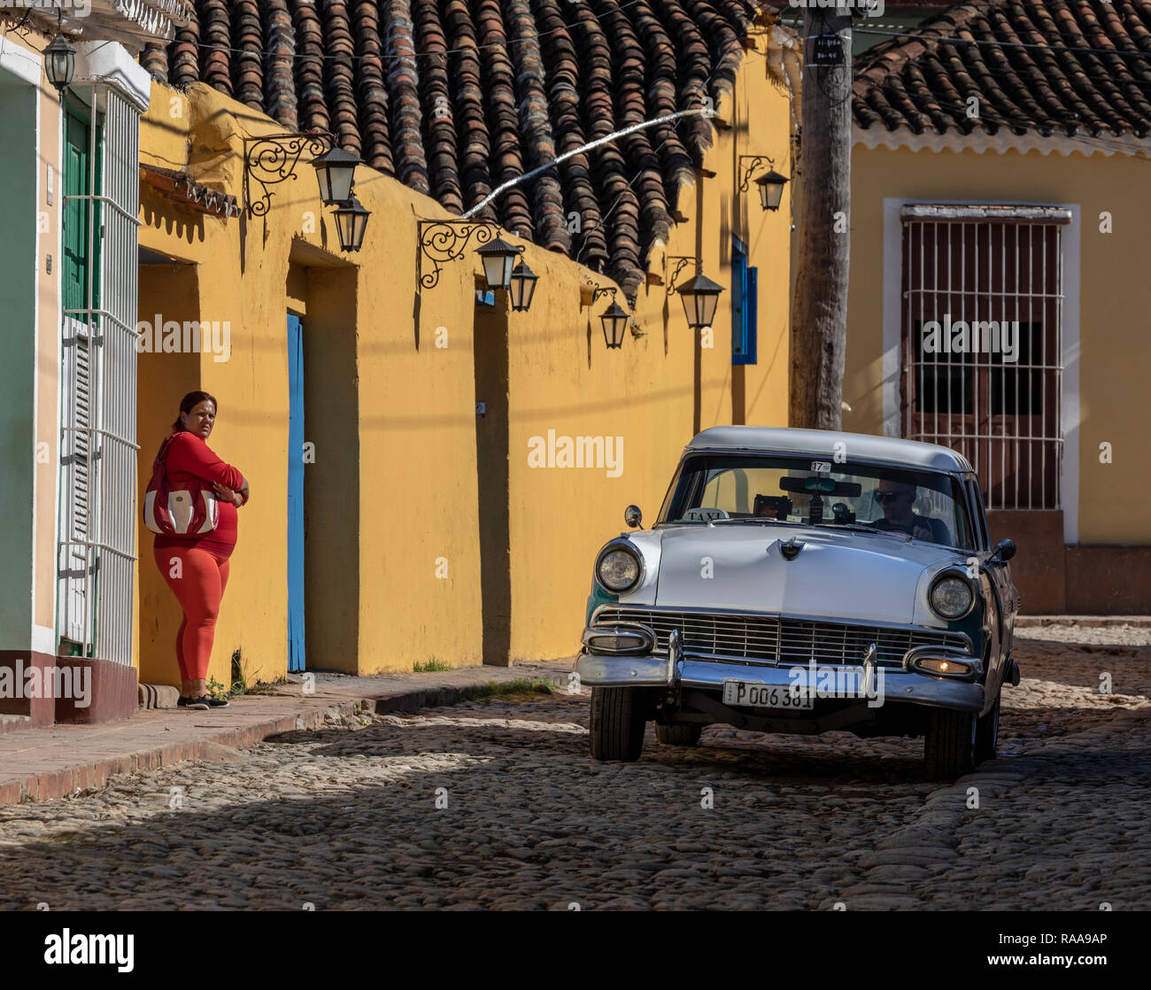 Voiture de collection sur cobblestone rue pavée Boca, Trinidad, Cuba Banque D'Images
