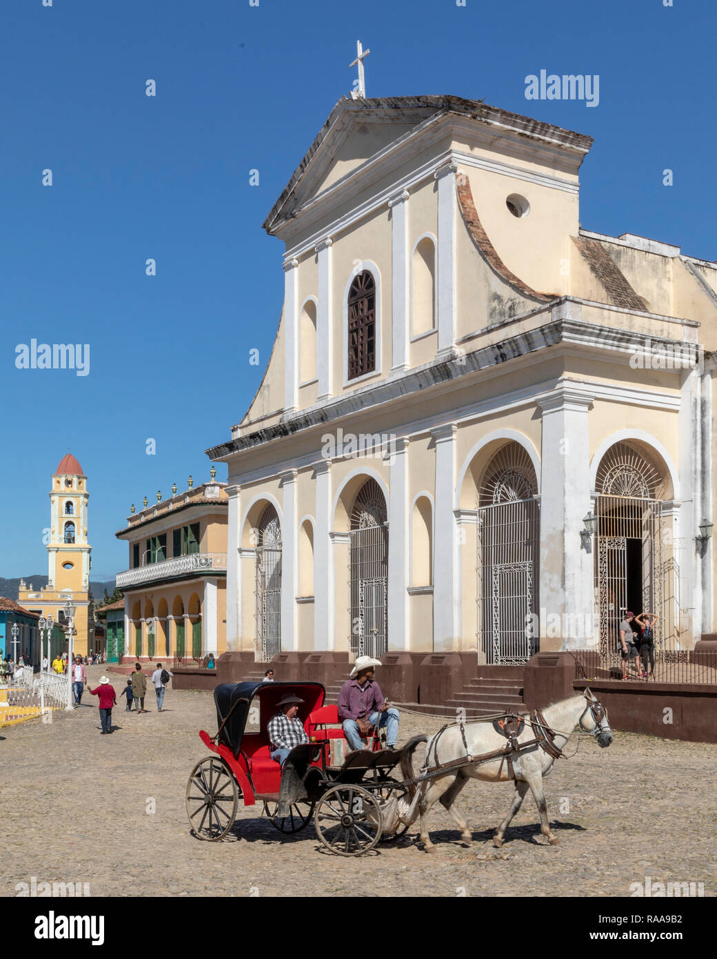 Transport de chevaux en face de l'Église Santisima Trinidad, Trinidad, Cuba Banque D'Images