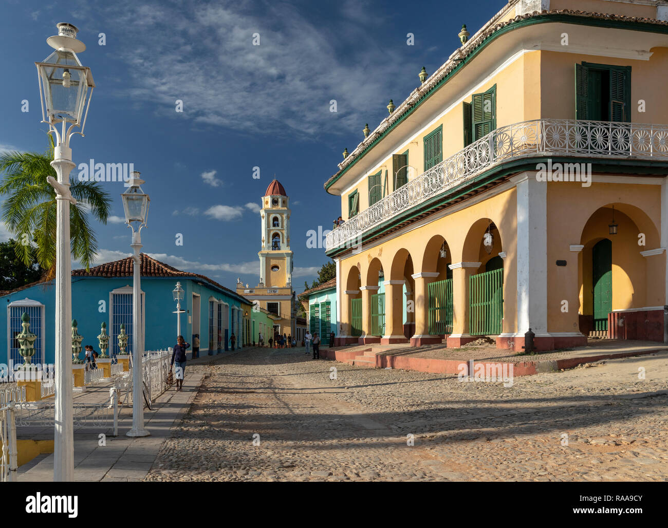 Palacio Brunet et San Francisco tour en fin d'après-midi la lumière à la Plaza Mayor, Trinidad, Cuba Banque D'Images