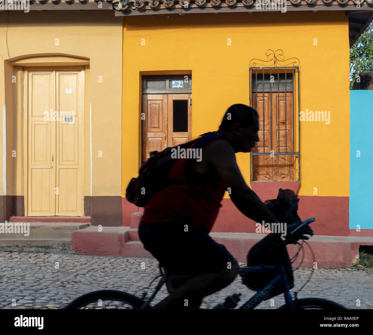 La silhouette du cycliste, Calle Santa Ana, Trinidad, Cuba Banque D'Images