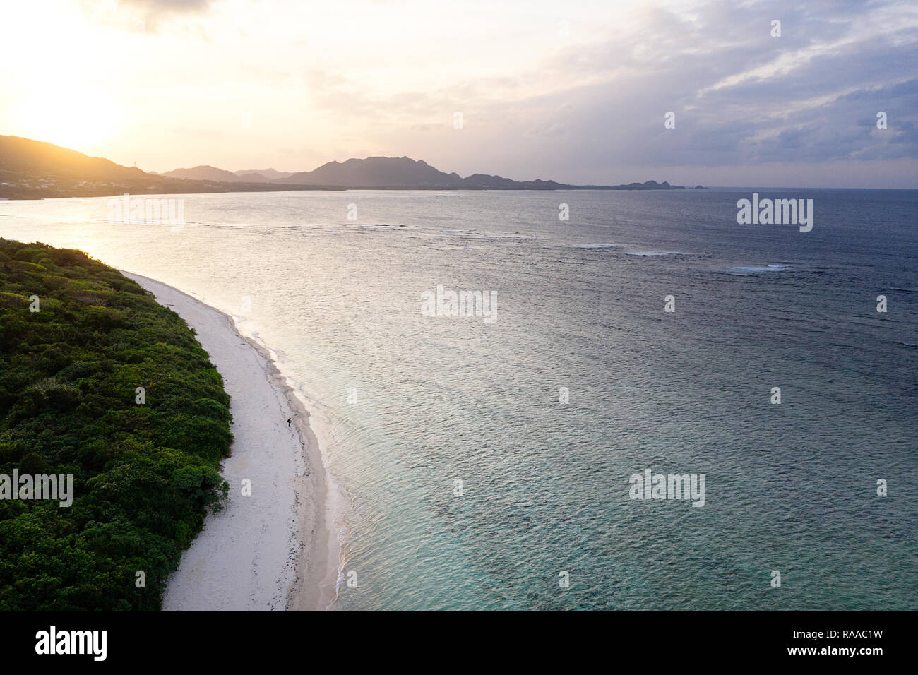 Vue aérienne sur l'île tropicale unique avec des montagnes, des plages de sable blanc et de récifs coralliens, au coucher du soleil, prise par drone, Ishigaki, Japon Banque D'Images