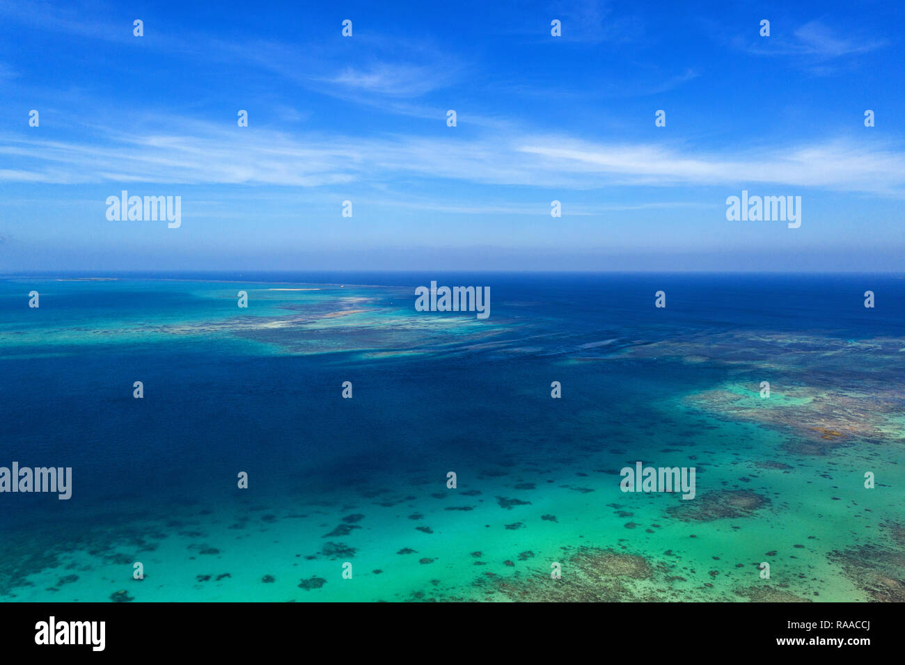 Vue aérienne de spectaculaires récifs de corail et les eaux turquoises sur Kondoi, plage de l'île de Taketomi, Yaeyama, Okinawa, Japon, prise par drone Banque D'Images