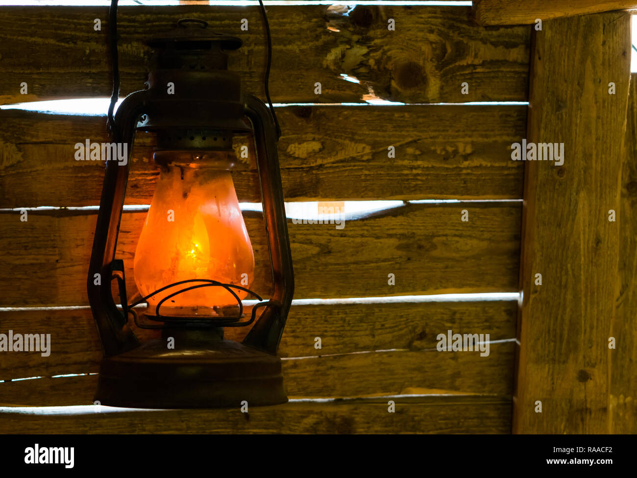 Ancienne lanterne en mineurs éclairé sur certaines planches en bois, décoration vintage Banque D'Images