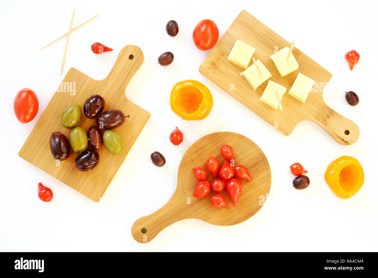 Bambou Mini plateaux apéritif aux olives, petits poivrons, tomates cerises et fromage coup de passage en format horizontal sur fond blanc Banque D'Images