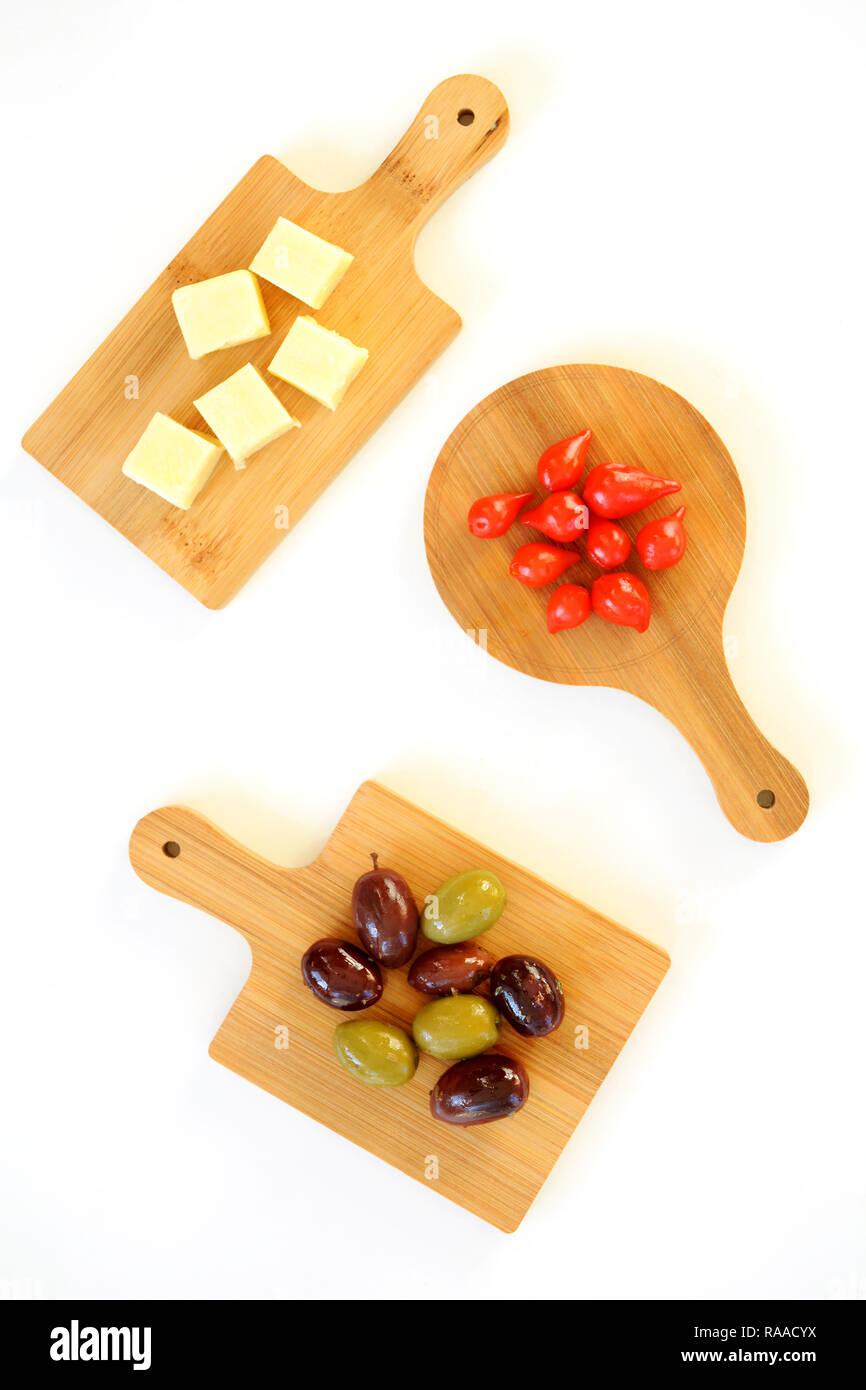 Bambou Mini plateaux apéritif aux olives, fromage et poivrons minuscules carrés sur fond blanc coup de frais généraux Banque D'Images