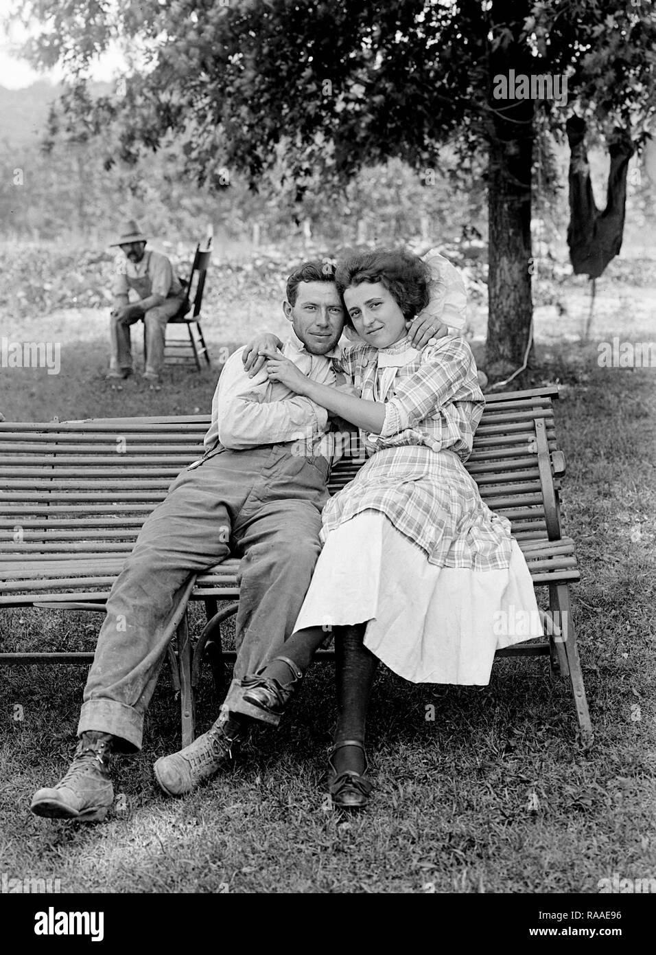 Flanqué d'un père attentif et une paire de pantalons, une jeune femme est adopté par son petit ami, ca. 1932. Banque D'Images